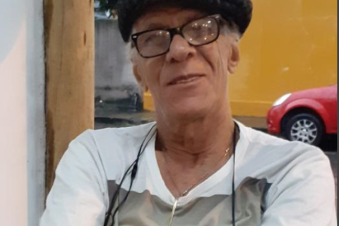 Galo goleia e coloca uma mão na taça